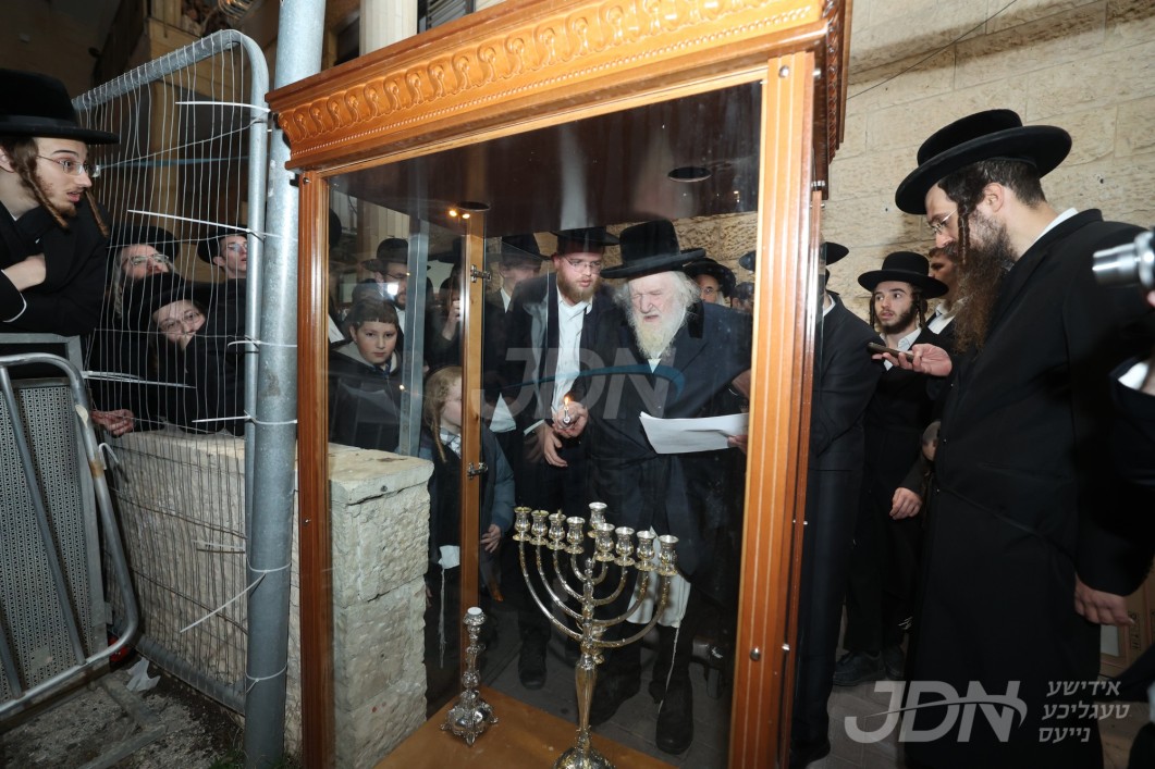 פוסק הדור מרא דארעא קדישא ביי הדלקת נרות חנוכה