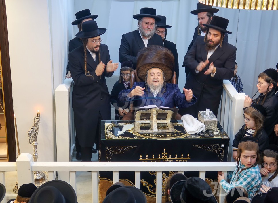 הגה"צ רבי יעקב מאיר שעכטער ביי הדלקת נרות חנוכה