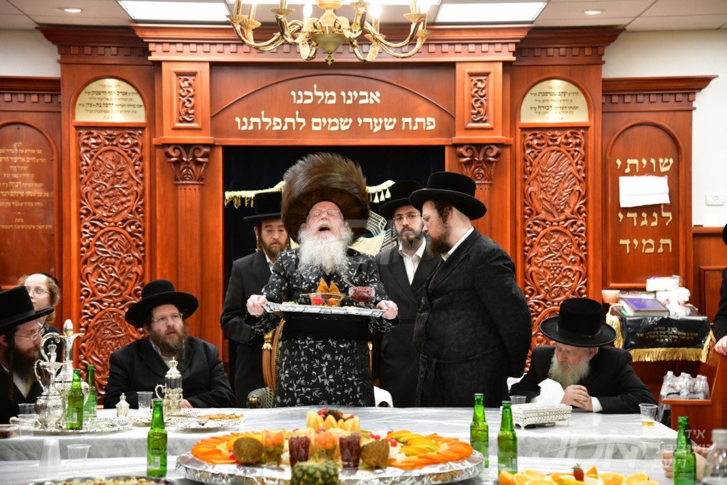 האדמו"ר מקרעטשניף קרית גת ביים חמשה עשר בשבט טיש