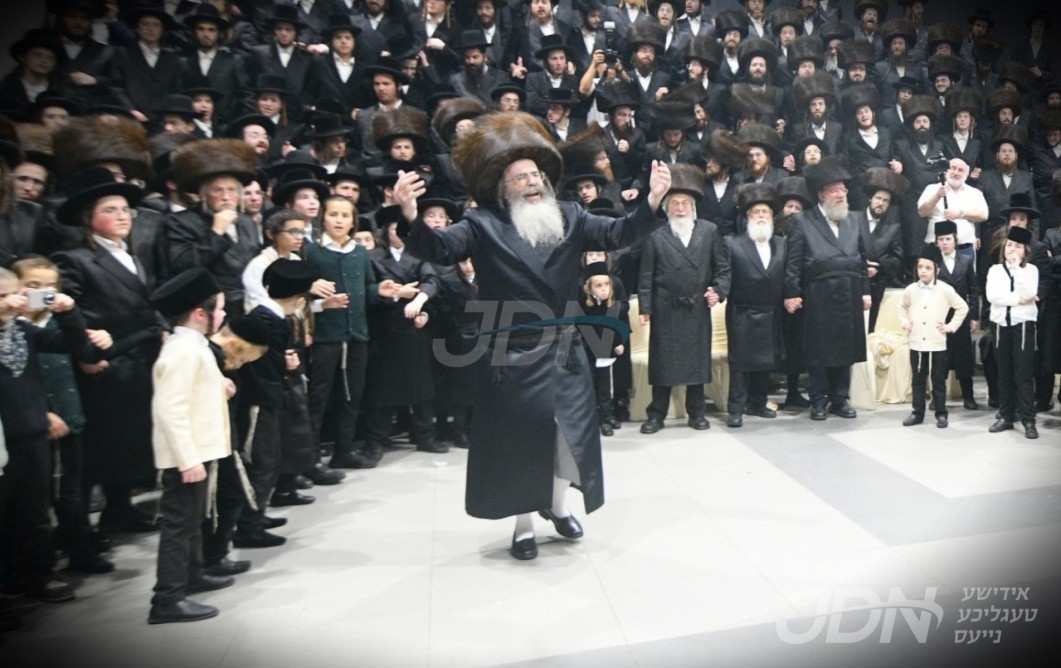 שמחת החתונה פון הכלה בת האדמו&quot;ר מתולדות משה מיט החתן אייניקל פון הגרש&quot;א שטערן רב מערב ב&quot;ב