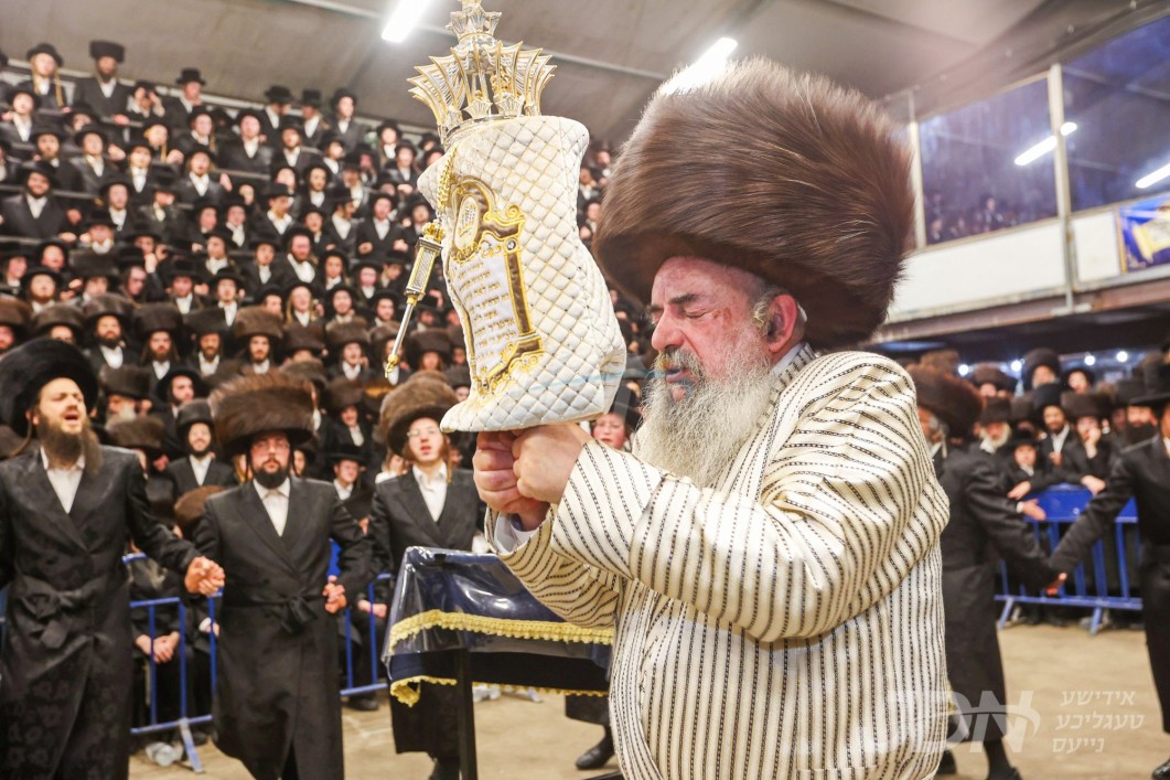 הכנסת ספר תורה דורך האדמו&quot;ר מלעלוב לע&quot;נ אמו הרבנית מלעלוב ע&quot;ה