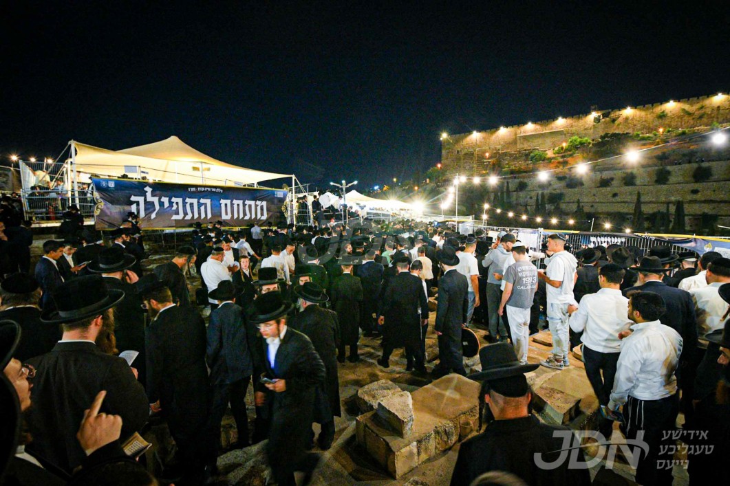 טויזענטער זענען מתפלל ביים ציון פונעם אור החיים הק&#039; זי&quot;ע לרגל די יארצייט