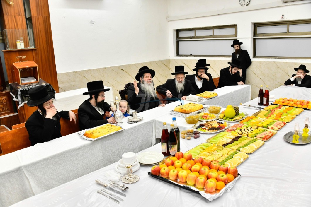 האדמו"ר מקודינוב ביים חמשה עשר בשבט טיש