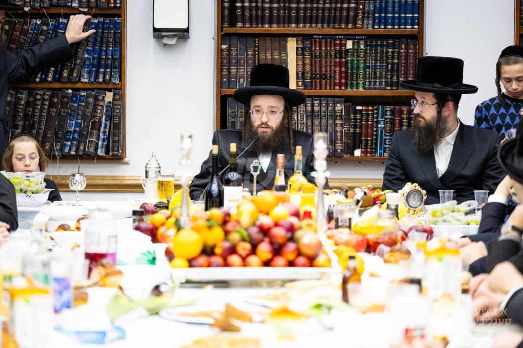 האדמו"ר מקאסוב ביים חמשה עשר בשבט טיש