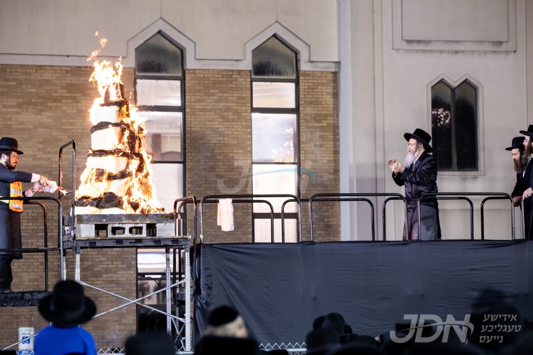 גאב&quot;ד סאטמאר מאנסי ביים הדלקה ל&quot;ג בעומר