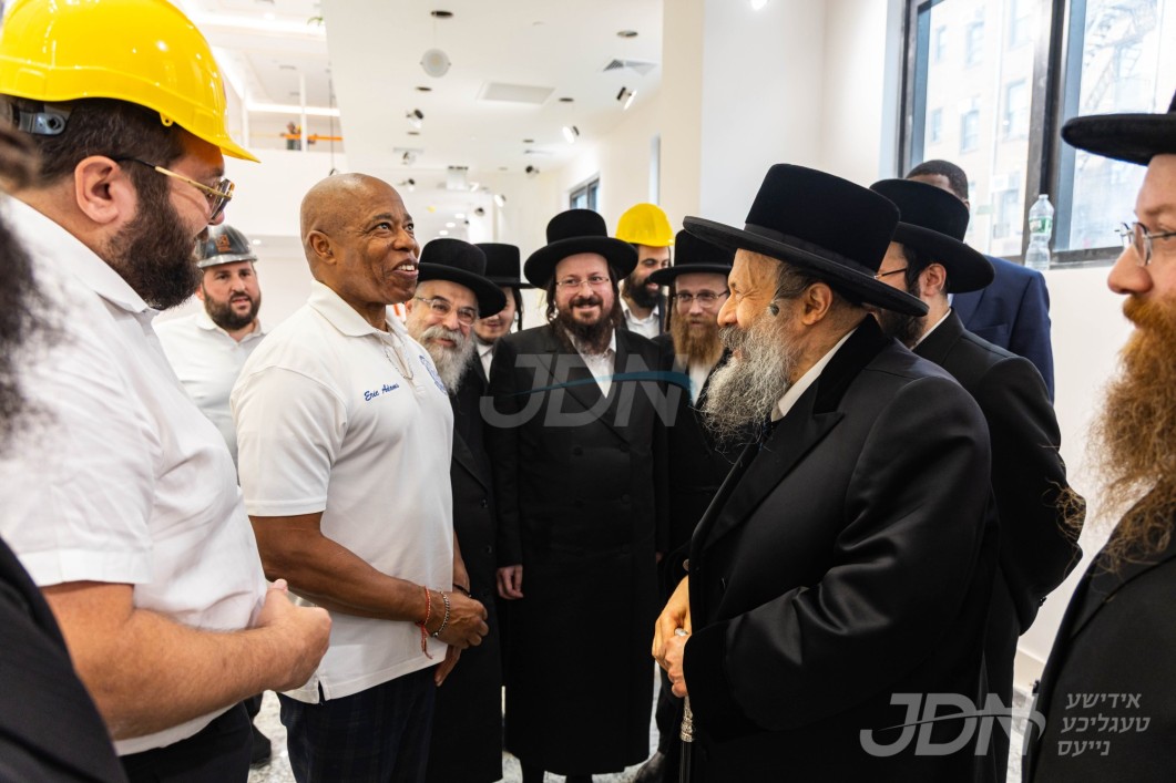 ניו יארק סיטי מעיאר עריק עדעמס באזוכט אין ביהמ&quot;ד הגדול והחדש באבוב 45, אין באגלייטונג פון כ&quot;ק אדמו&quot;ר מבאבוב 45