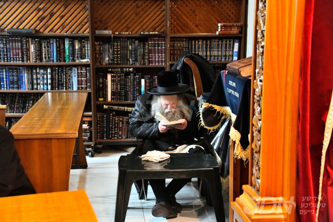 תשעה באב אין חצר הקודש קאזמיר