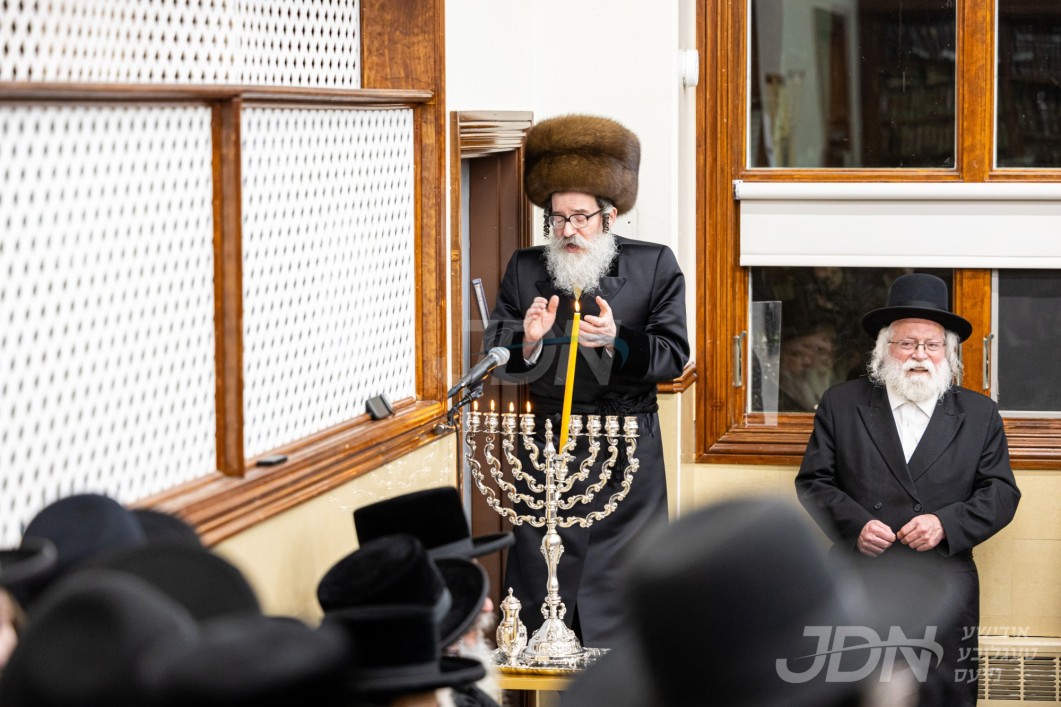 האדמו"ר מסקולען פון מאנסי ביי הדלקת נרות חנוכה