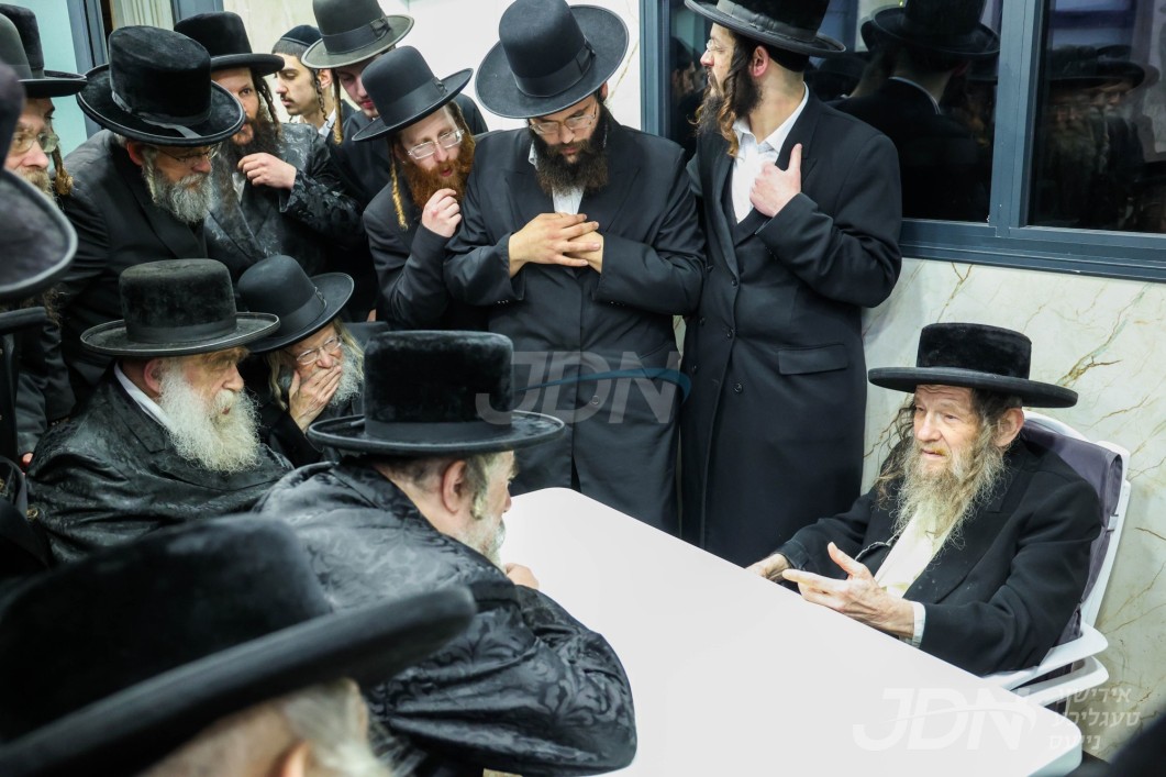 ניחום אבלים ביי האדמו"ר מלעלוב ניקלשבורג צום פטירה פון אחיו כ"ק אדמו"ר מהרי"ד מלעלוב זצ"ל