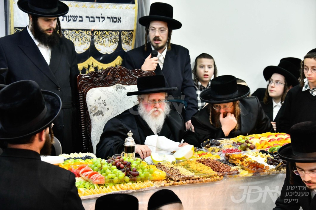 האדמו"ר מסאסוב ביים חמשה עשר בשבט טיש