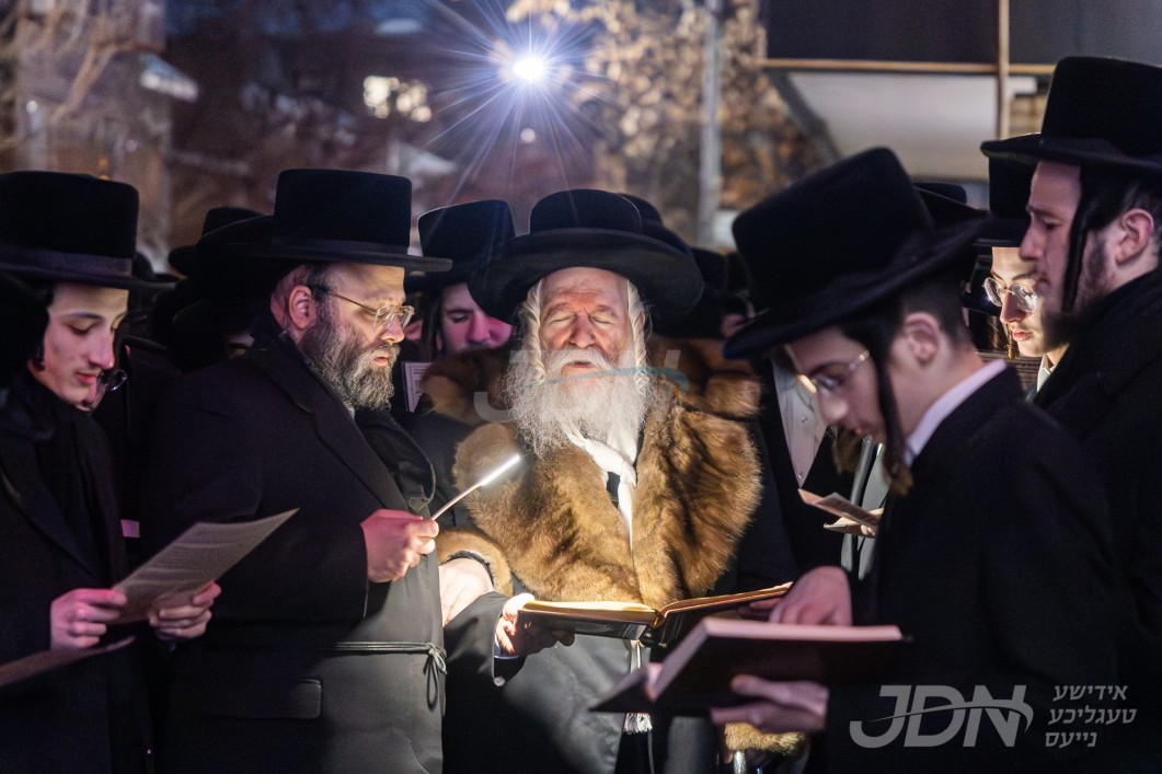 האדמו״ר מבאבוב ביי קידוש לבנה אין מתיבתא עץ חיים ד׳באבוב