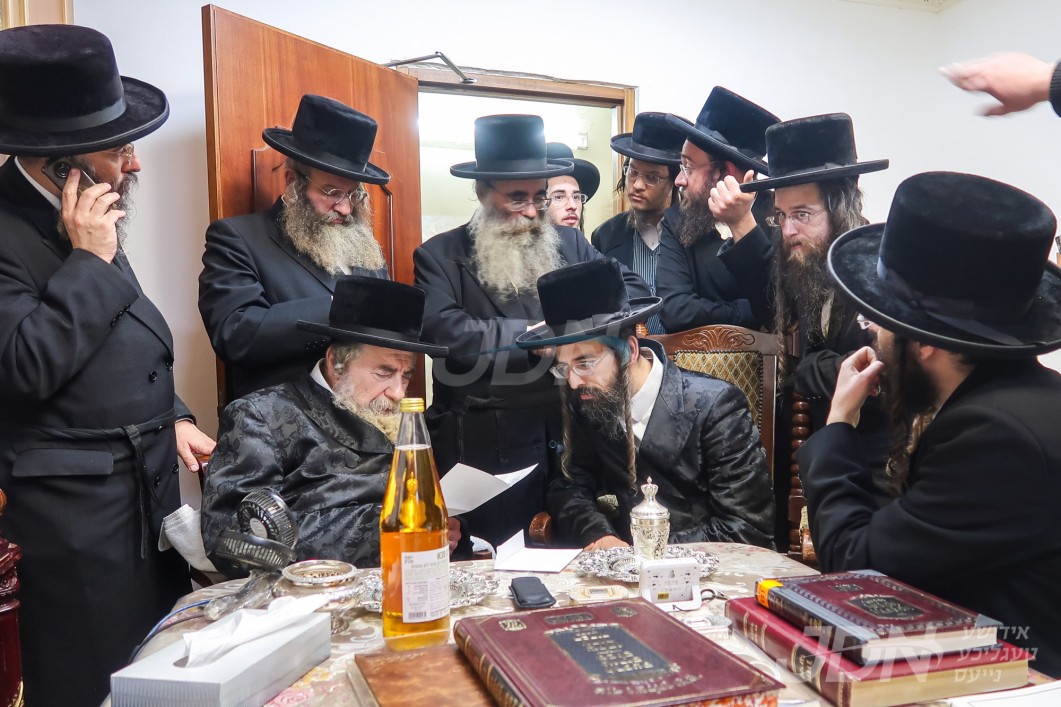 האדמו"ר מזוועהיל באזוכט ביי גדולי ישראל לקראת די שמחת החתונה פון בנו