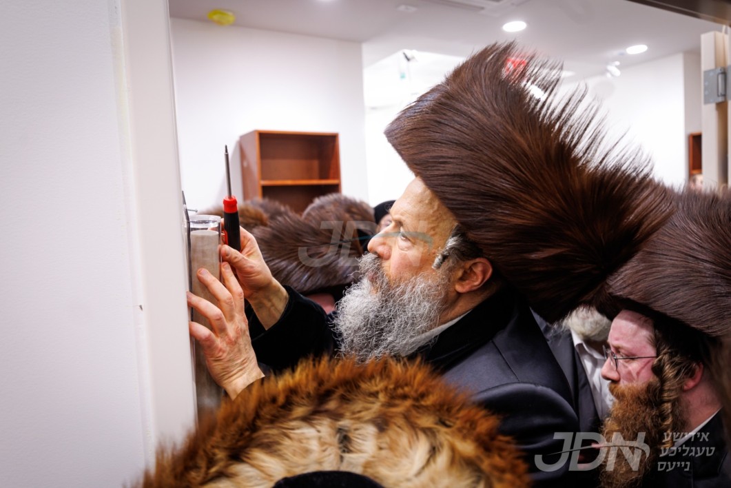 מעמד קביעת מזוזה פון ביהמ&quot;ד החדש באבוב-45 און ראש השנה אין חצר הקודש באבוב-45