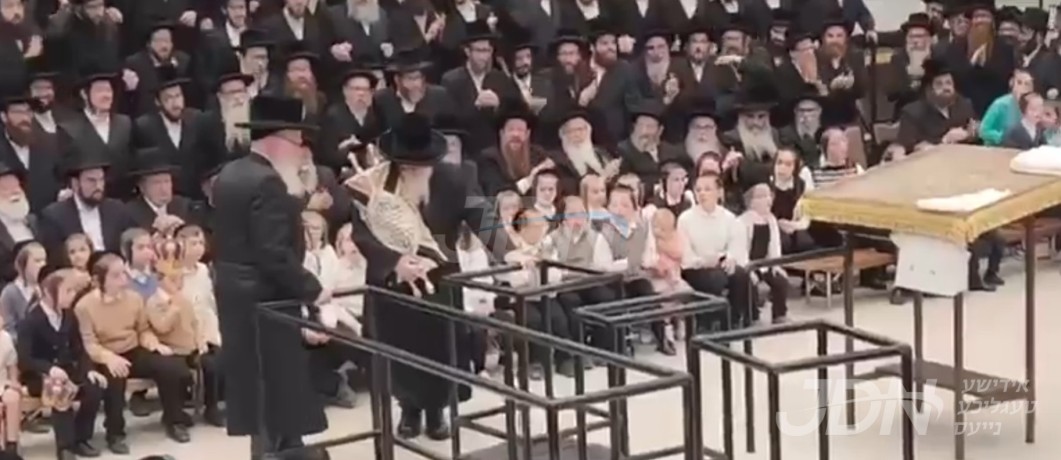 ווידעא: מעמד הכנסת ספר תורה אין די נייע סקווירא שטעטל אין בעטהעל ניו יארק, אין שפיץ פון האדמו&quot;ר מסקווירא