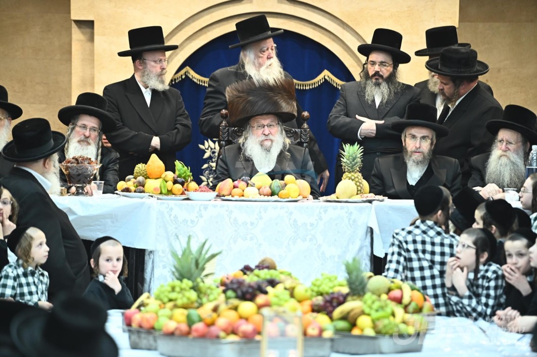 האדמו"ר מנדבורנה ביים חמשה עשר בשבט טיש