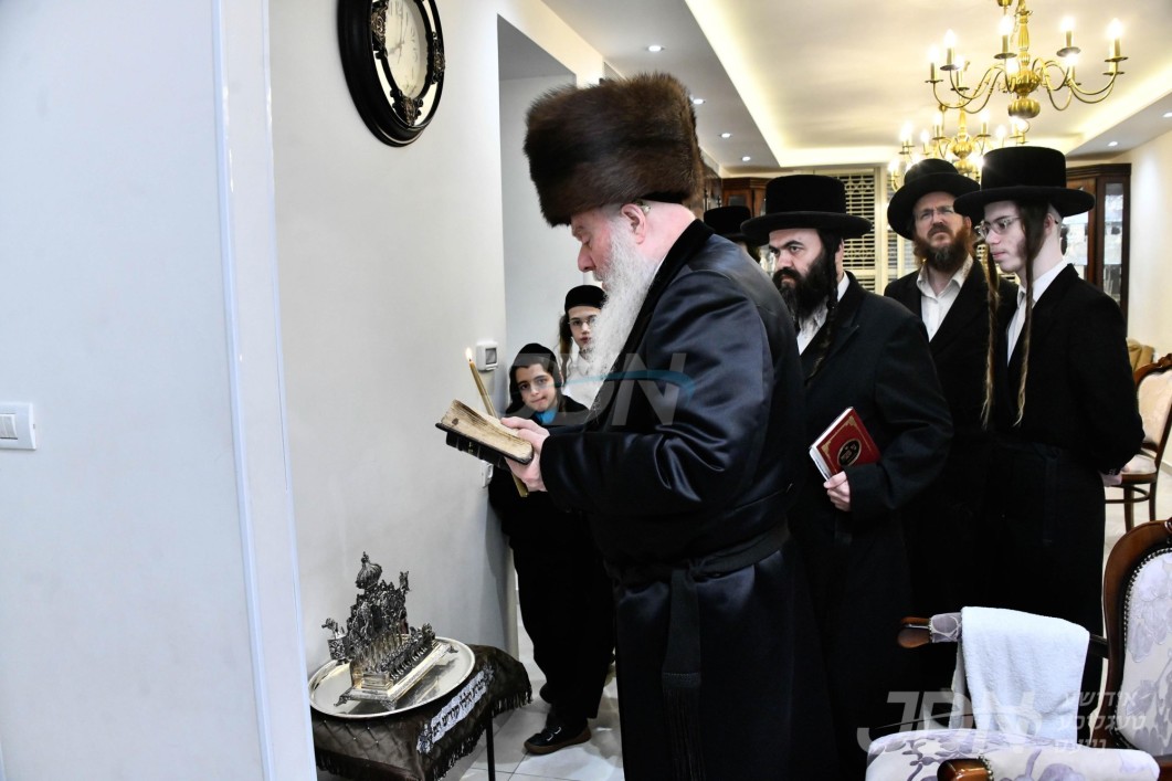 האדמו"ר מוואסלוי ביי הדלקת נרות חנוכה