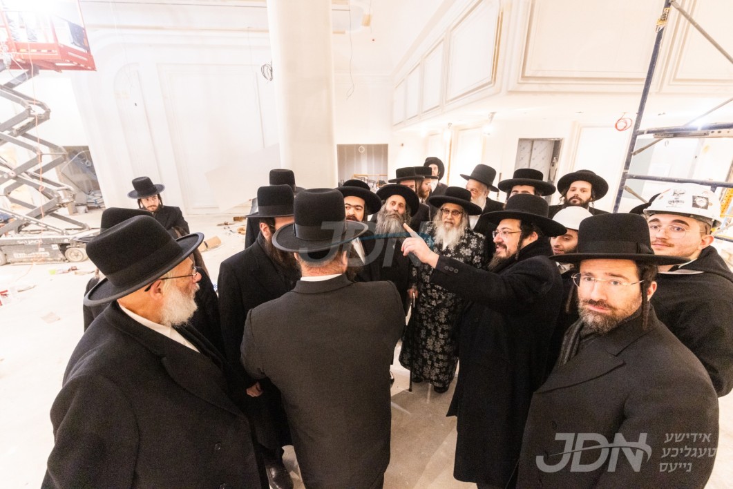 האדמו"ר מסאטמאר באזוכט די אנגייענדע בוי ארבעט פון די נייע פראכטפולע "עדן" חתונה זאלן, עדן יואל און עדן אלטא פיגא, וועלכע ווערן אויפגעבויעט אין בנין תלמוד תורה סאטמאר - עטרת יואל אין וויליאמסבורג