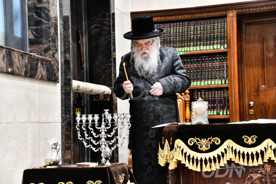 האדמו"ר מדאראג ביי הדלקת נרות חנוכה
