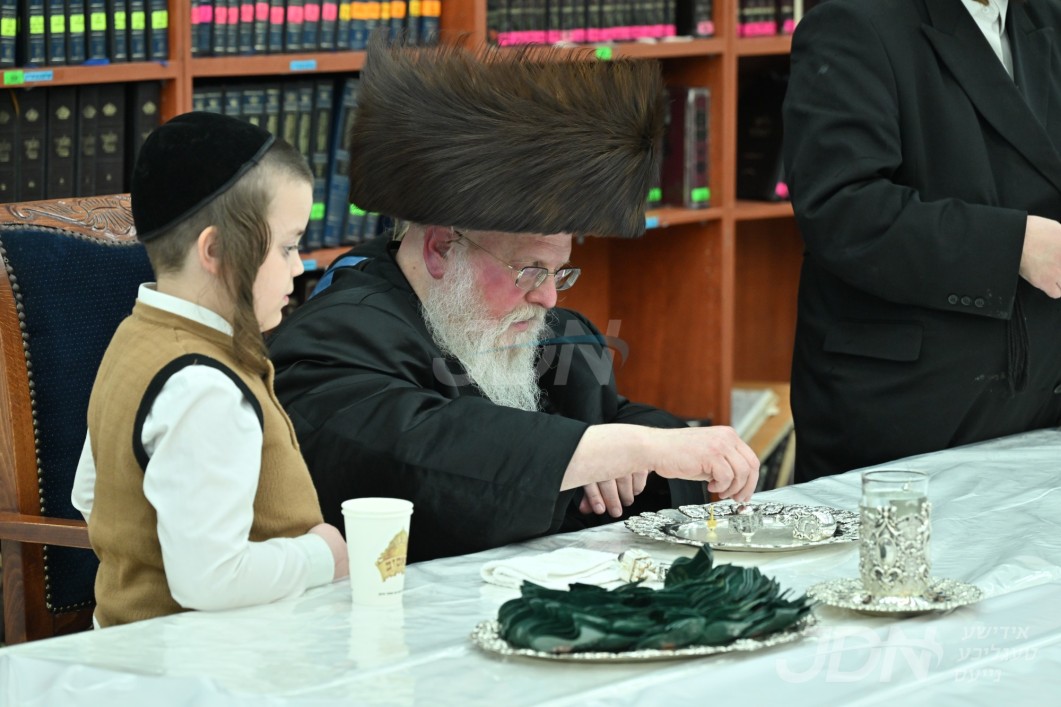 חנוכה אין חצר הקודש סאסוב