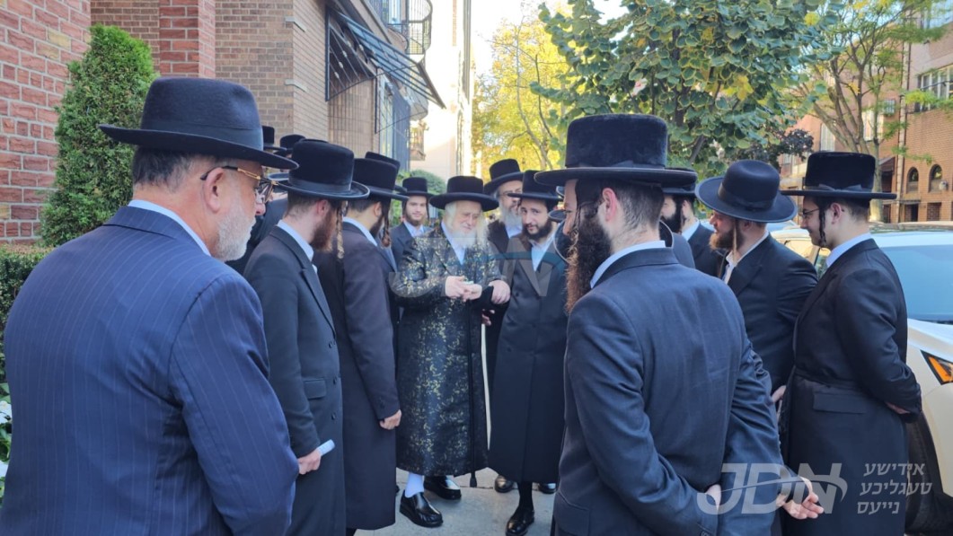 האדמו&quot;ר ממונקאטש ארויסגעפארן על אם הדרך קיין לאנדאן