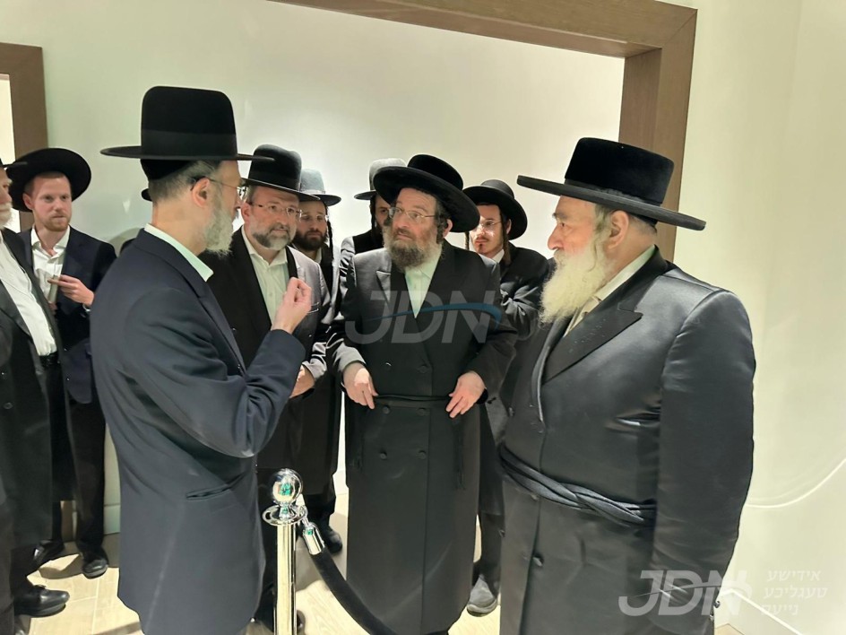 קביעת מזוזה און סיום מסכת אינעם נייעם אפיס און שאו רום פון די סי. ען. סי. קעבעניט פירמע