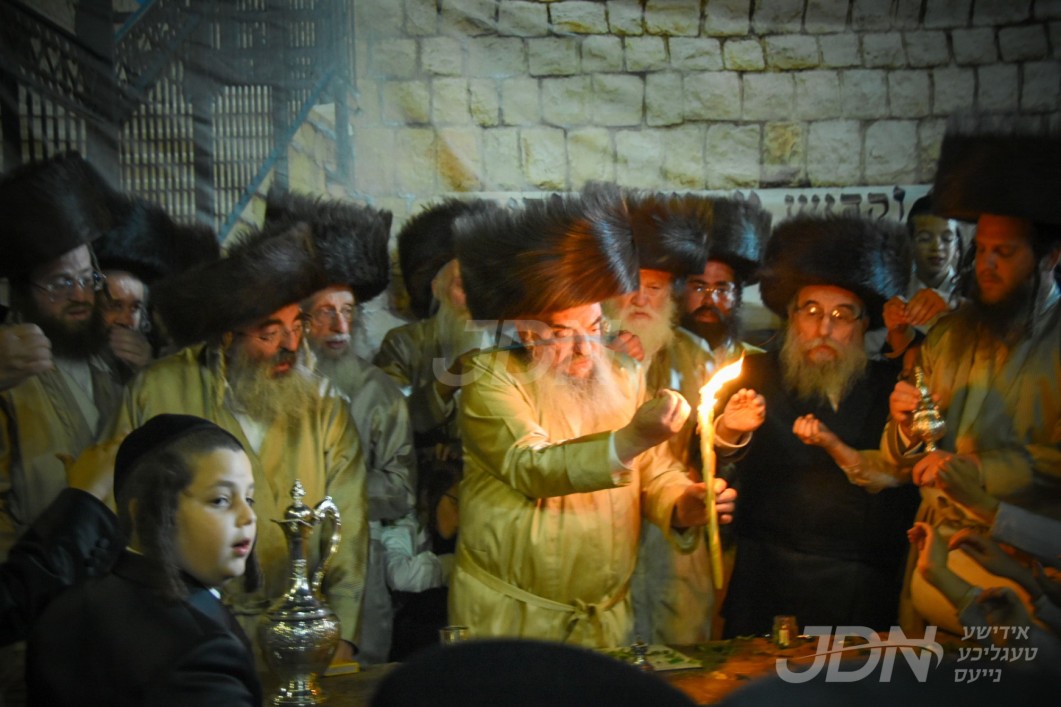 האדמו&quot;ר מלעלוב שב&quot;ק אין אתרא קדישא מירון