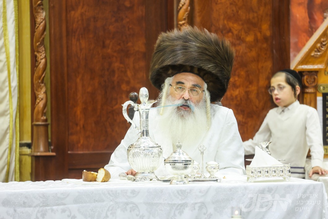 ערב און מוצאי יום כיפור אין חצר הקודש דושינסקיא