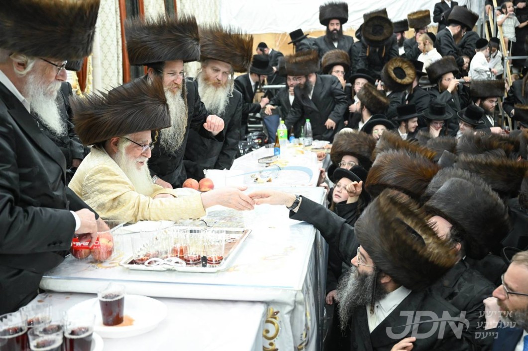 נייע וועד אוועקגעשטעלט בחצר הקודש צאנז, צו האלטן ארדענונג ביים אריבערגיין בפני הקודש