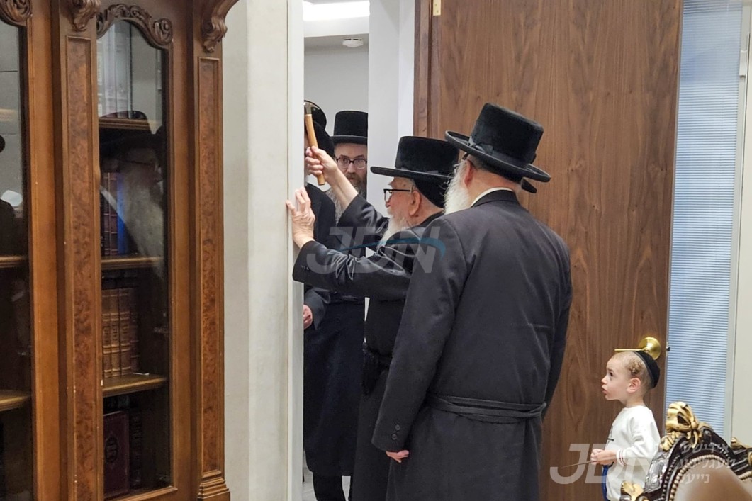 האדמו&quot;ר מסקווירא קובע געווען &quot;קדשינו מזוזה&quot; ביים נייעם איבערגעבויעטן פראווע שטוב