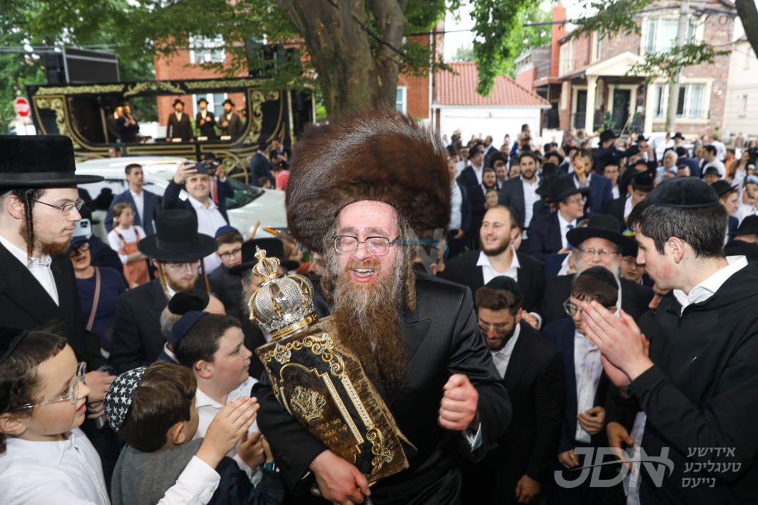 הכנסת ספר תורה צו ביהמ&quot;ד זידיטשוב מארין מארק