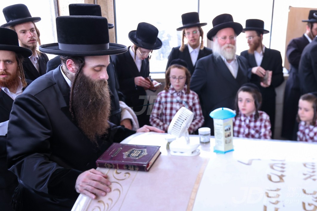 האדמו&quot;ר מקאסוב איז מתפלל ביי מקומות הקדושים אין ארה&quot;ק