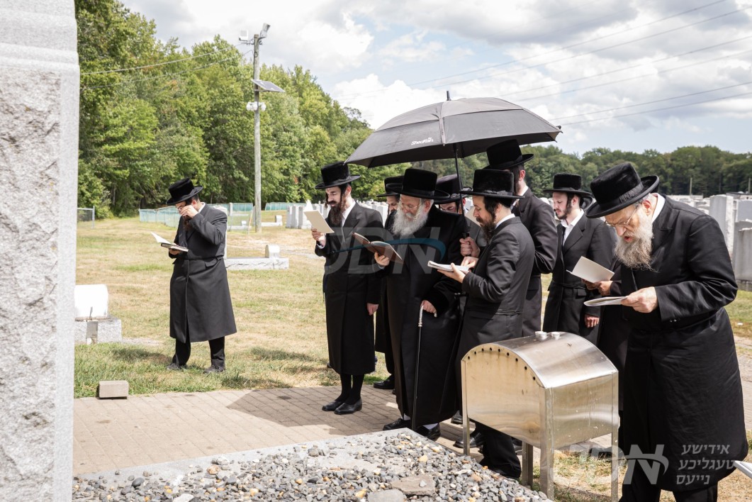 האדמו&quot;ר מבאבוב ביים לחיים טיש און עלי&#039; לציון אמו הרבנית מבאבוב ע&quot;ה לרגל די יארצייט