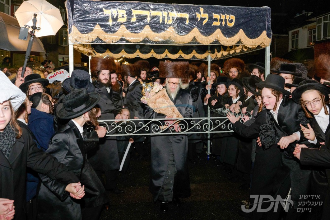 הכנסת ספר תורה צו ביהמ&quot;ד הגדול סאטמאר אין לאנדאן