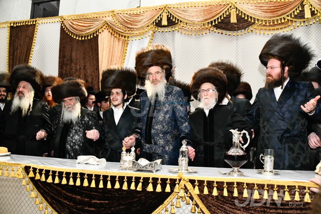 שמחת החתונה פון החתן אייניקל פון האדמו&quot;רים מקרעטשניף י&quot;ם און זלאטשוב מיט הכלה בת  הרה&quot;ג אב&quot;ד עמק תפילה בן האדמו&quot;ר מהארנאסטייפאל