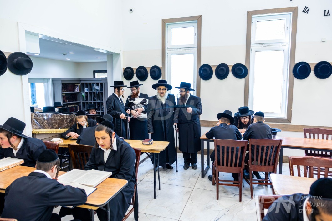האדמו&quot;ר מסאטמאר באזוכט אין ישיבה קטנה קרית יואל - סניף אור החיים