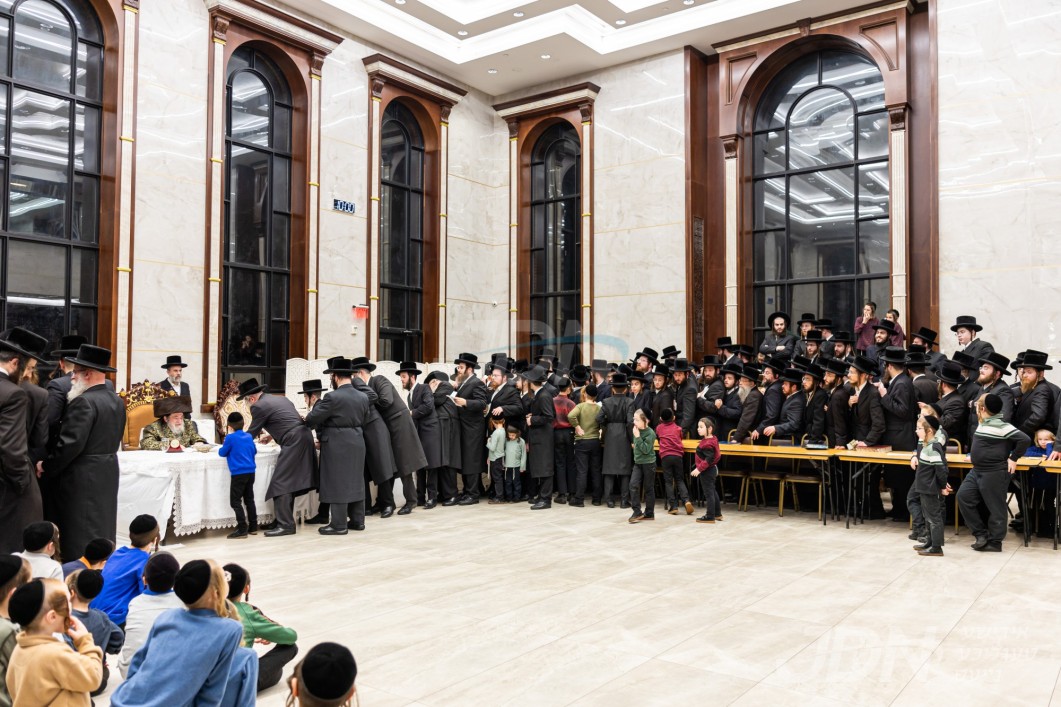 האדמו&quot;ר מוויזניץ ביי קבלת קהל חסידיו בבית מדרשו אין מאנסי