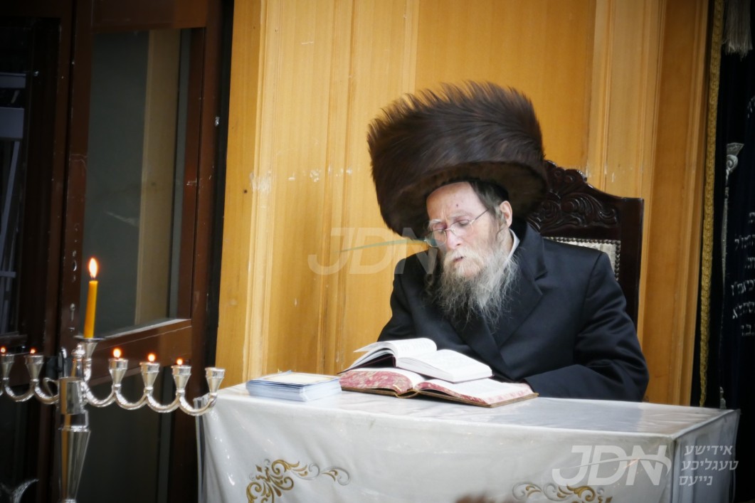 האדמו"ר מערלוי ביי הדלקת נרות חנוכה