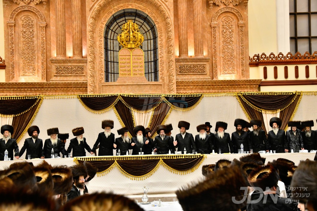 פולע ווידעא: האדמו&quot;ר מסקולען פון ירושלים ביים סעודת הודאה מוצאי שבת נחמו אין ביהמ&quot;ד הגדול בית וויזניץ אין בני ברק