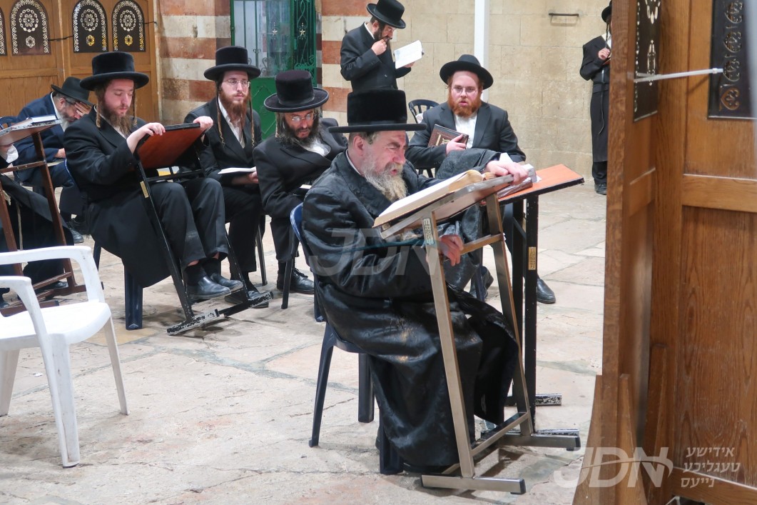 האדמו&quot;ר מראחמיסטריווקא איז מתפלל ביים מערת המכפלה