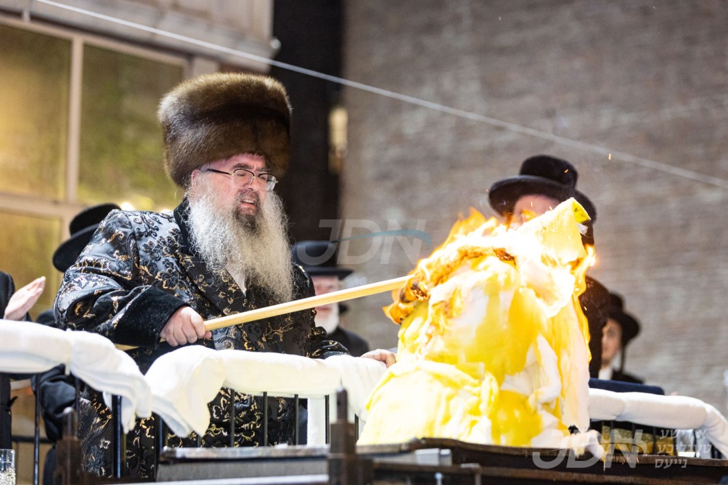 האדמו&quot;ר מסקאליע ביים הדלקה ל&quot;ג בעומר