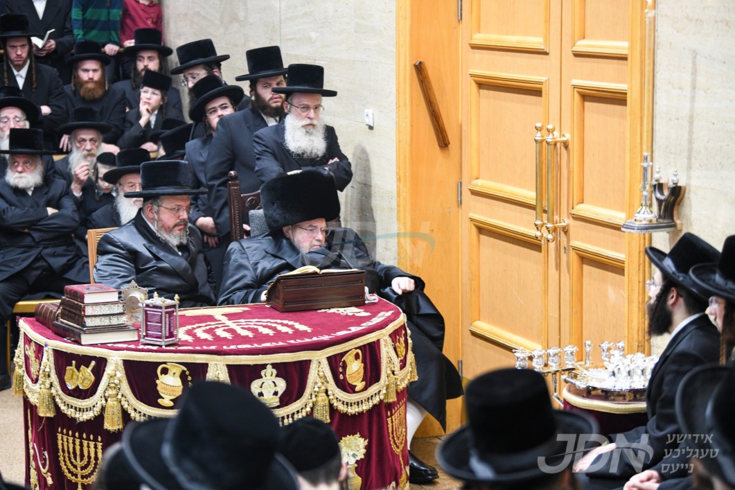 האדמו"ר מבעלזא ביי הדלקת נרות חנוכה