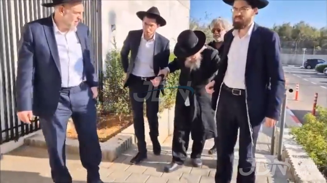 זקן ראשי הישיבות הגאון הגדול רבי דוב לאנדא אנגעקומען אויף א באזוך ביי צוויי בחורים וואס שמאכטן אין מיליטערישע טורמע