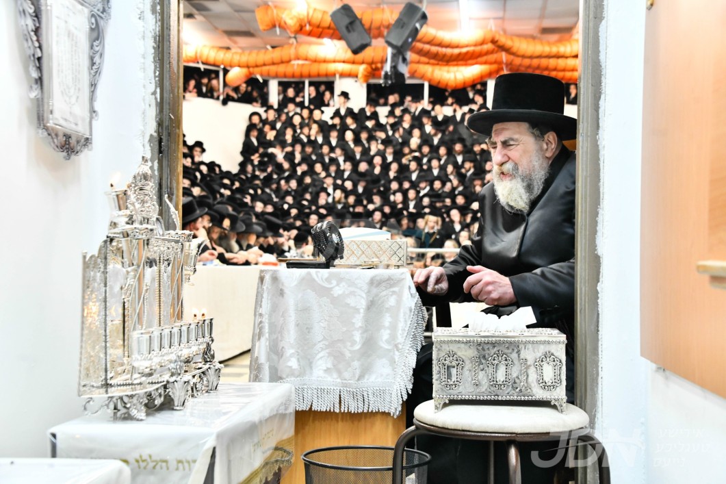 האדמו"ר מראחמיסטריווקא ביי הדלקת נרות חנוכה