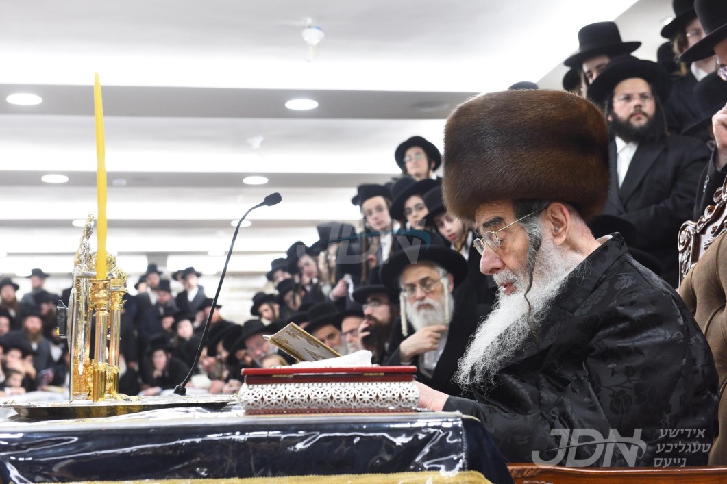 האדמו"ר מאלכסנדר ביי הדלקת נרות חנוכה