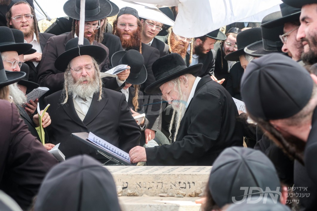 האדמו&quot;ר מגור ביים עלי&#039; לציון אמו הרבנית ע&quot;ה לרגל די יארצייט