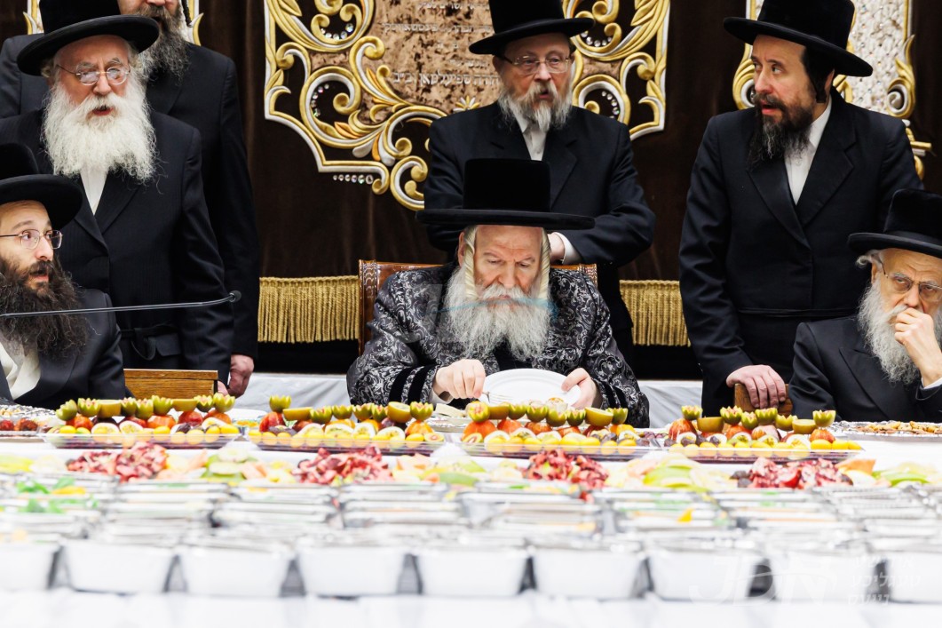 האדמו"ר מבאבוב ביים חמשה עשר בשבט טיש