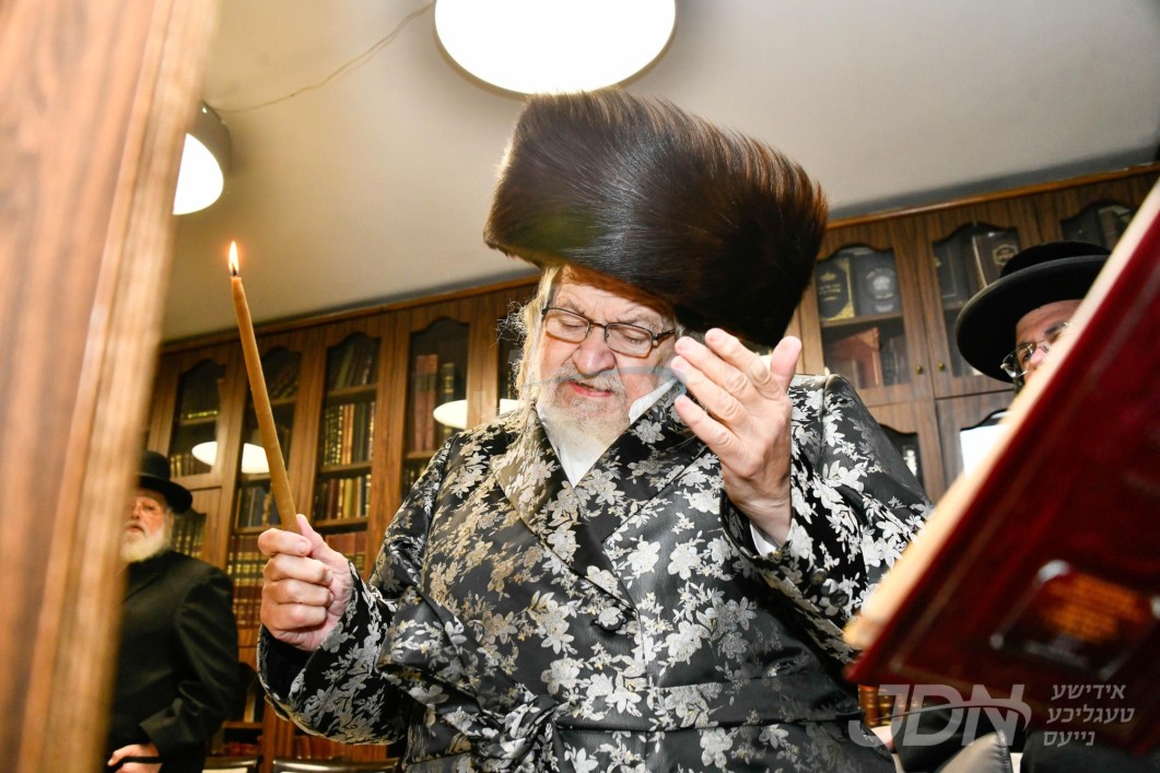 האדמו"ר מטעמעשוואר ביי הדלקת נרות חנוכה