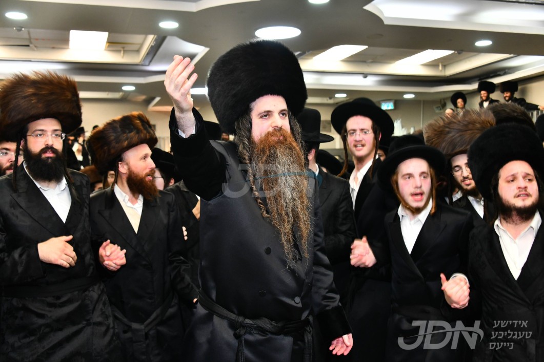 תושבי בארא פארק גרייטן זיך מיטצולעבן די געהויבענער אמשינאווער חתונה בתוככי העיר