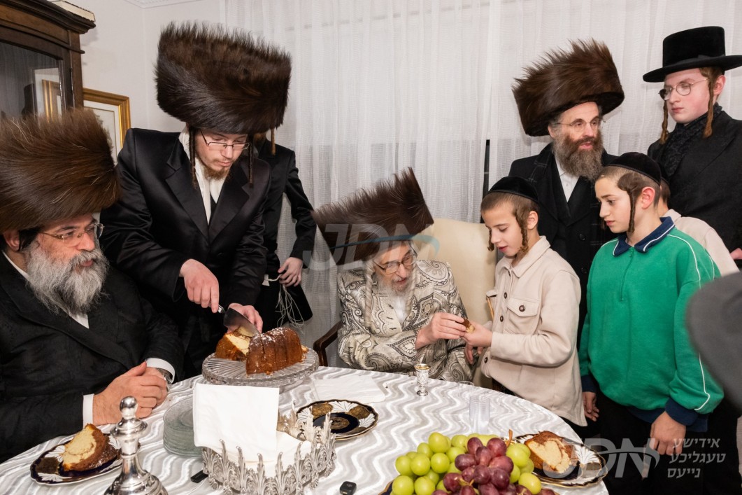 האדמו"ר מקאסאן באזוכט אין שטוב פון הרה"ח ר' נפתלי הירש צאהלער