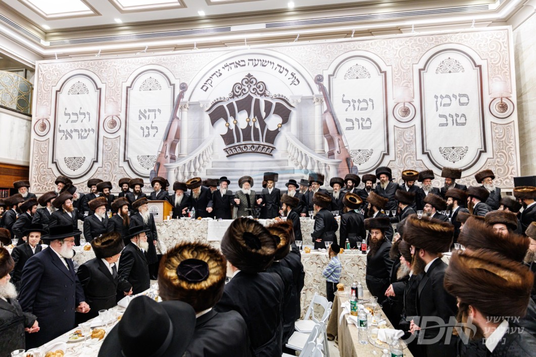 שמחת השבע ברכות פון הכלה בת דומ&quot;ץ באבוב במאנסי און אייניקל פון האדמו&quot;ר מבאבוב דורך קהילת באבוב מאנסי